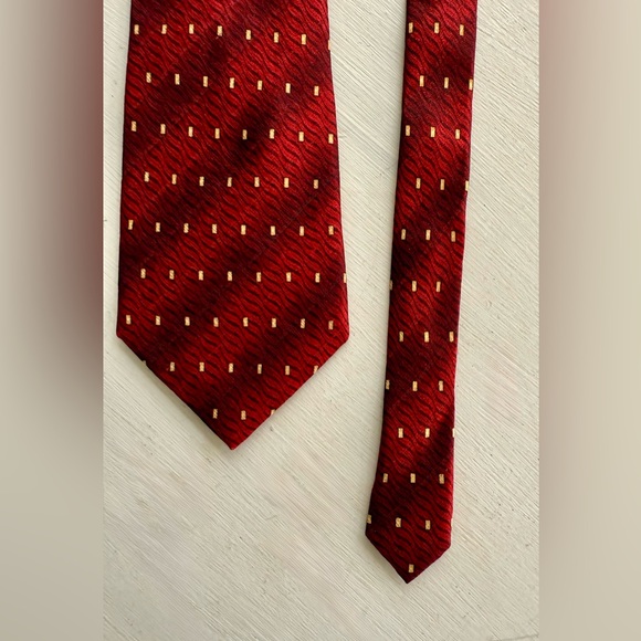 Carlos Devenezia Other - Carlos De Venezia silk necktie red background with geometric pattern in tan
